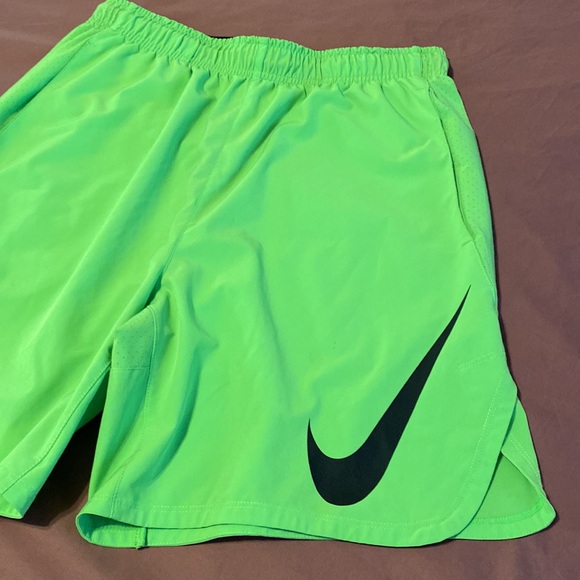♥️SOLD!!♥️ Mens lime green Nike shorts drifit with pockets size large - Picture 2 of 6
